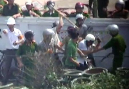 Hình ảnh nhà báo VOV bị đánh khi đi tác nghiệp ở Văn Giang, Hưng Yên đã được quay lại trong một đoạn clip dài hơn 1 phút.